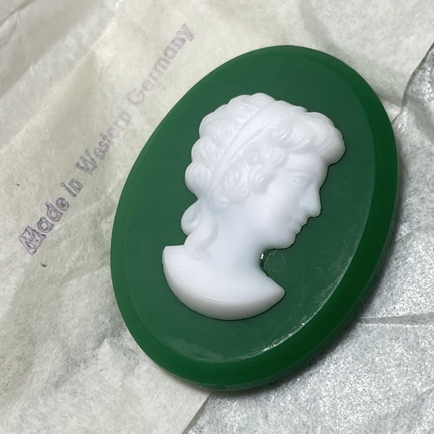 Vintage 36x24MM Kelly Green with White Cameo