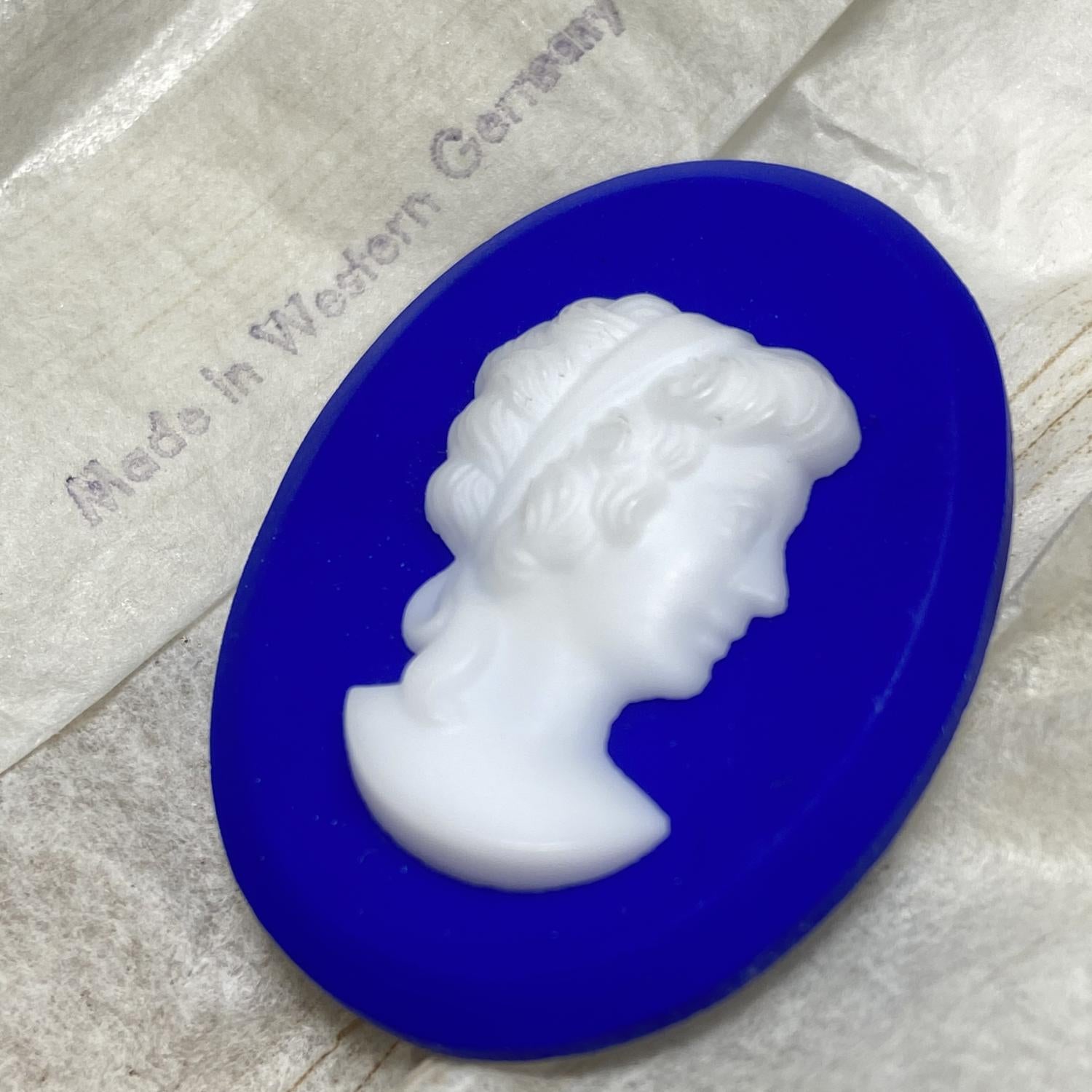 Vintage 36x24MM Royal with White Profile Cameo